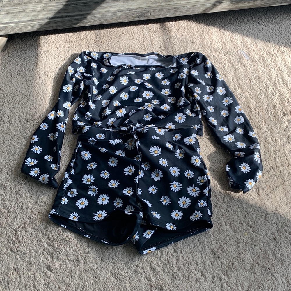 Old Navy girls Daisy print short and long sleeve swimsuit - size large (12)